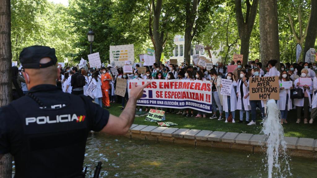 Imagen de los futuros residentes frente al Ministerio de Sanidad.