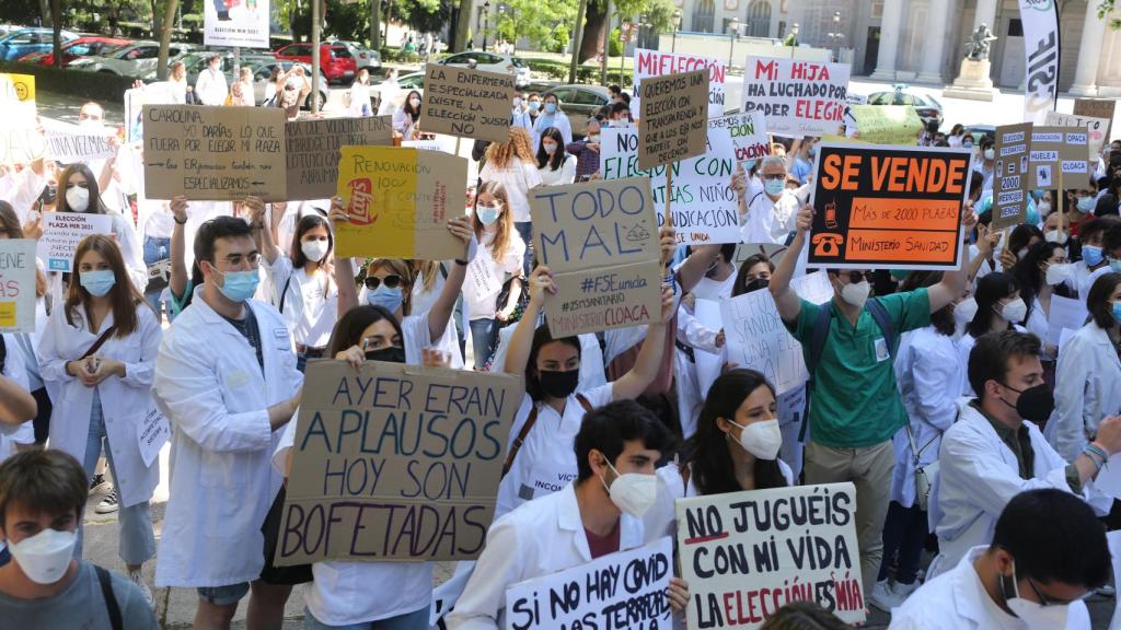 Futuros médicos internos residentes (MIR) frente a las puertas del Ministerio de Sanidad.