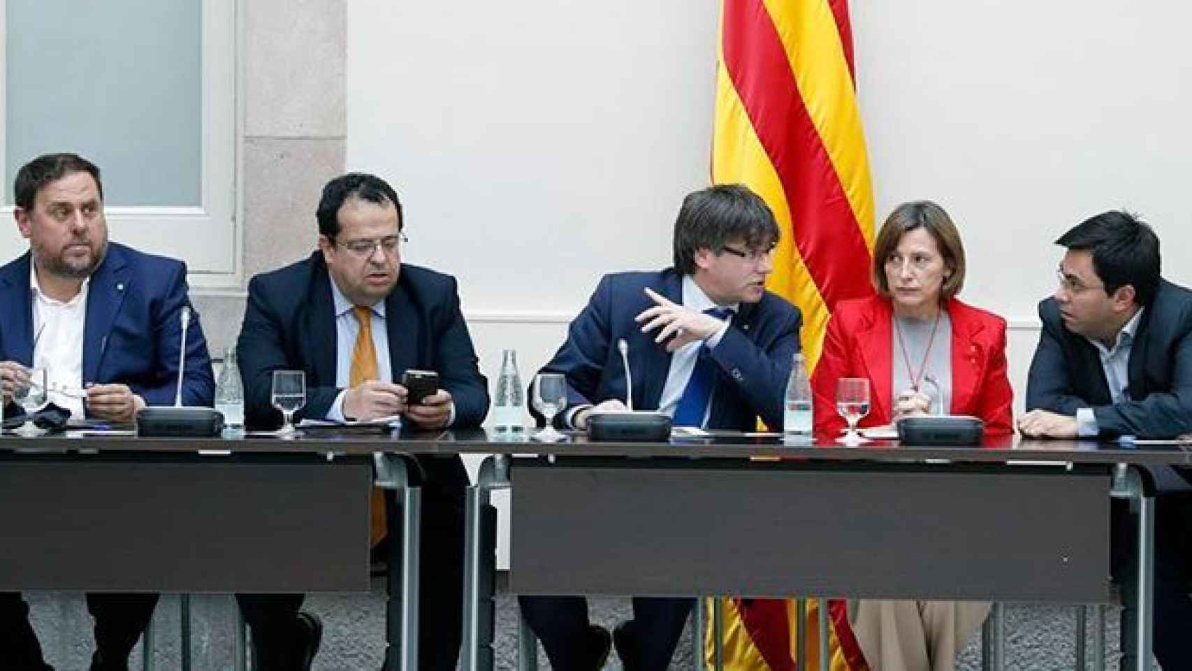 Oriol Junqueras, Joan Ignasi Elena, Carles Puigdemont, Carme Forcadell y Gerardo Pisarello, durante la reunión del Pacto Nacional por el Referéndum en 2017.