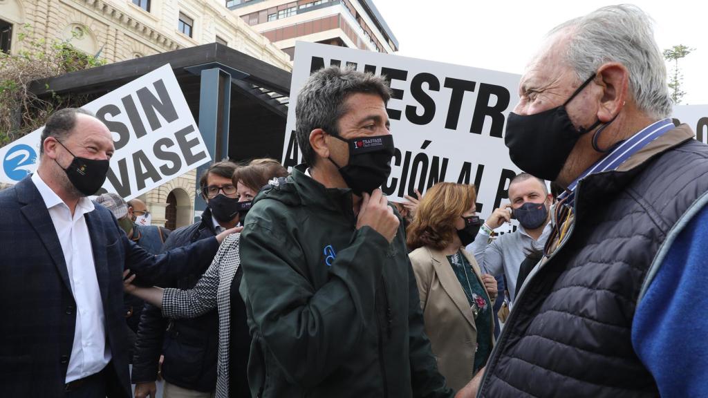 El presidente de la Diputación de Alicante, Carlos Mazón, protesta contra los recortes del trasvase.