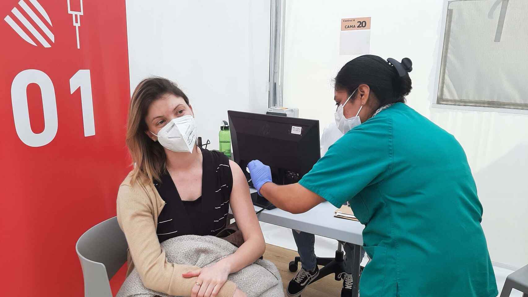 Una mujer es vacunada contra la Covid en la Comunidad Valenciana.