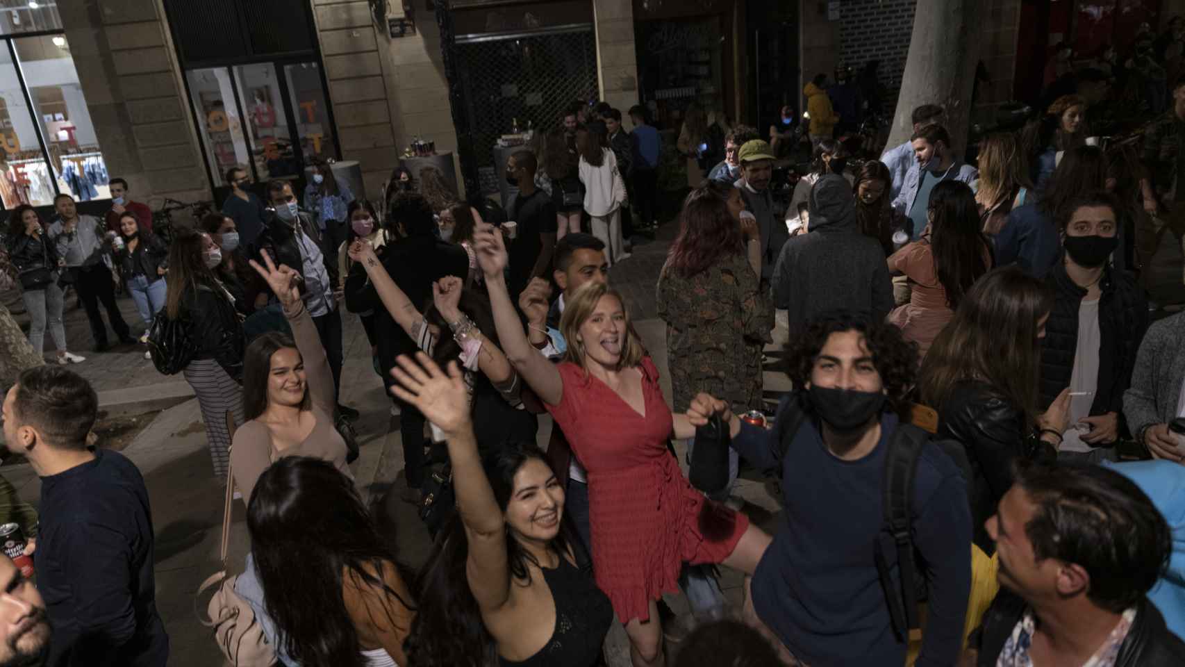 Jóvenes de fiesta el 22 de mayo en Barcelona. Lorena Sopêna / EP