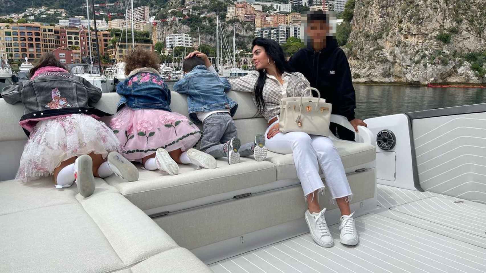 Georgina con un 'look' de 12.240 euros, durante un paseo en yate en Mónaco.