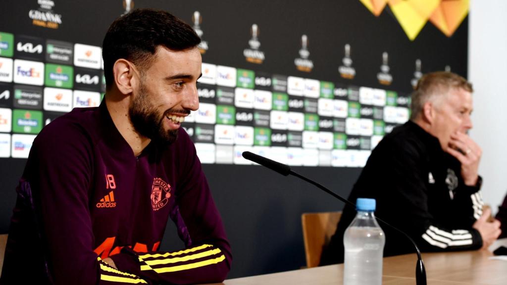 Bruno Fernandes y Solskjaer, en rueda de prensa de la Europa League