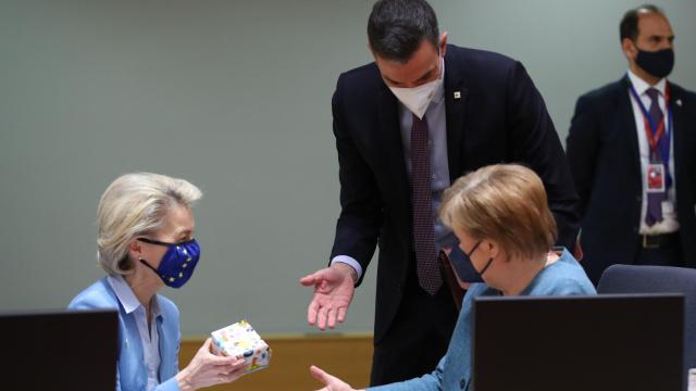 Pedro Sánchez se explica con Ursula von der Leyen, presidenta de la Comisión, y Angela Merkel, canciller alemana, en Bruselas.