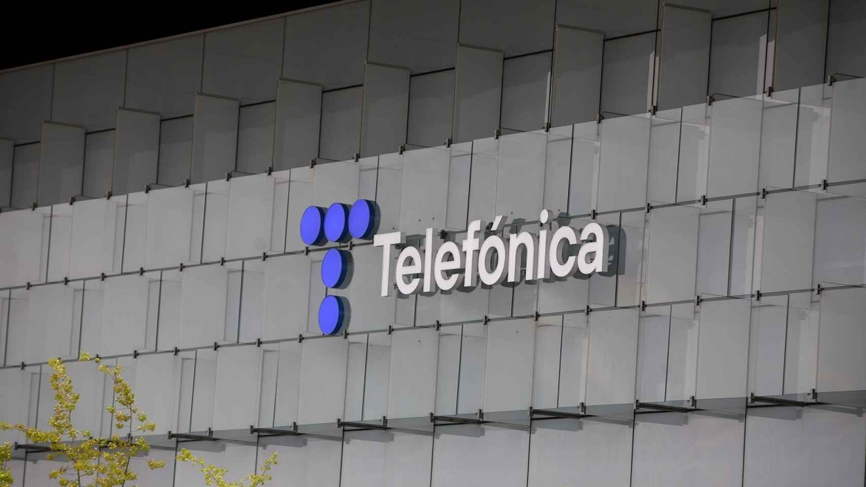 El logotipo de Telefónica en su sede en Madrid.