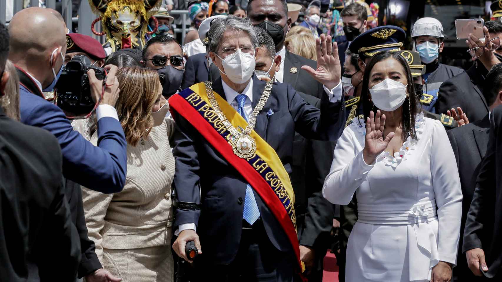 Guillermo Lasso por las calles de Quito tras ser nombrado presidente de Ecuador.
