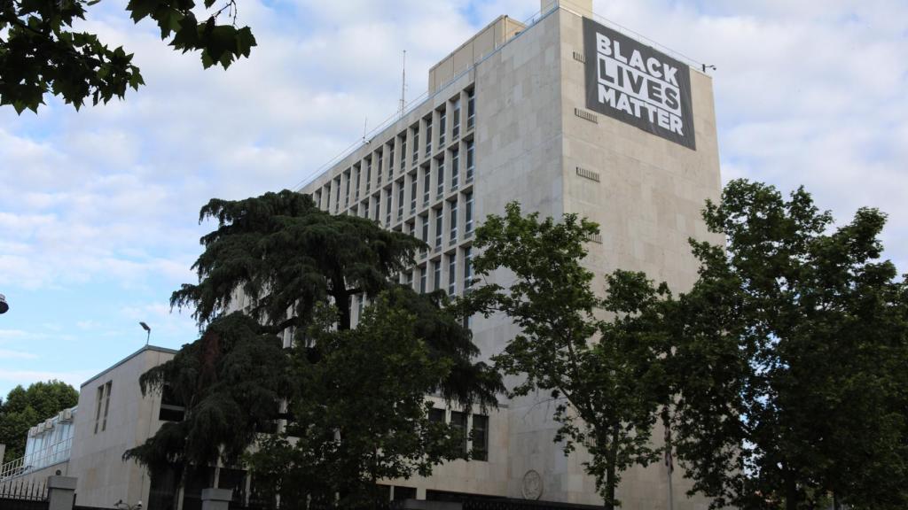 Pancarta por el movimiento 'Black lives matter' en la Embajada de Estados Unidos en Madrid.