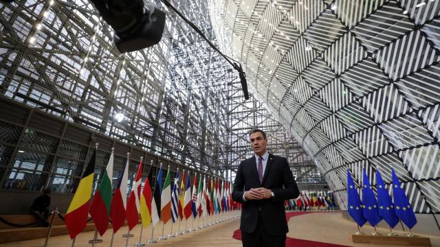 Pedro Sánchez hace declaraciones a su llegada este lunes a la cumbre de Bruselas