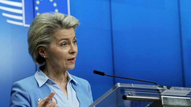 La presidenta de la Comisión Europea, Ursula von der Leyen, durante la rueda de prensa de este martes