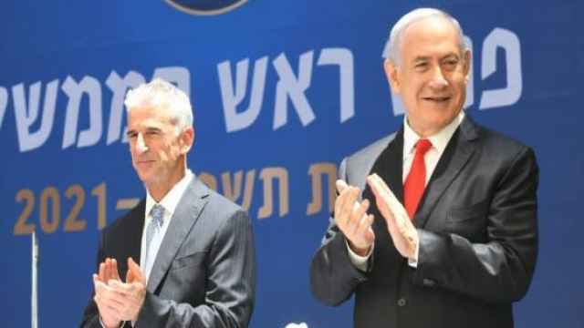 David Barnea (i), junto al primer ministro, Benjamin Netanyahu (d) en un acto con agentes del Mossad.