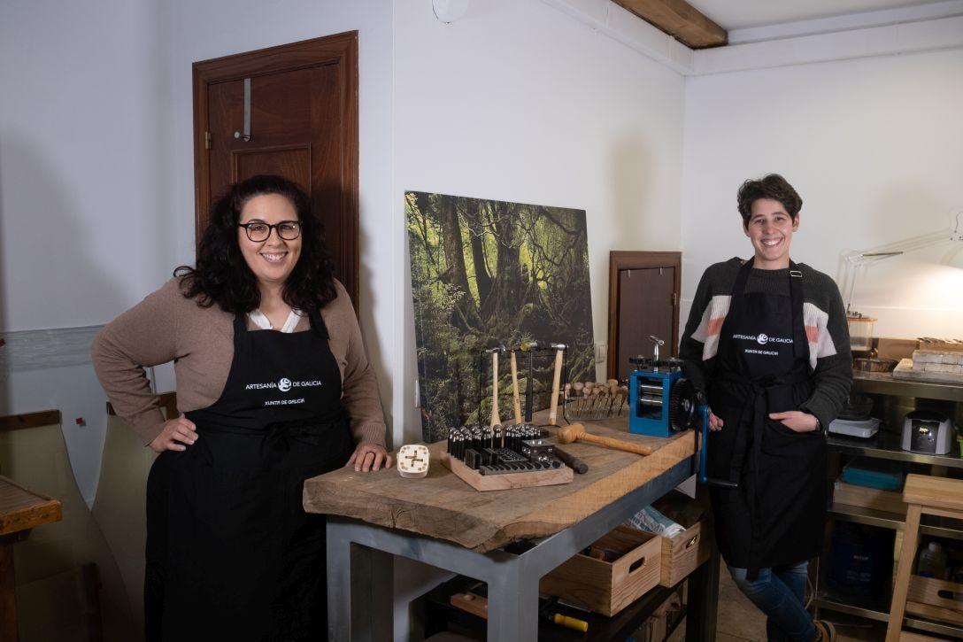 Nuria Prado y Yessenia Guerrero trabajando en su taller (Fundación Artesanía de Galicia).