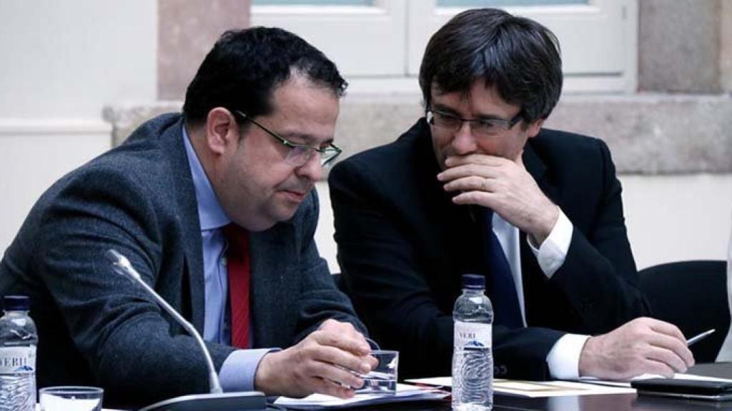 Joan Ignasi Elena, en una foto de archivo junto a Carles Puigdemont.