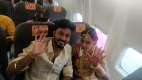 La pareja durante la boda en el avión.