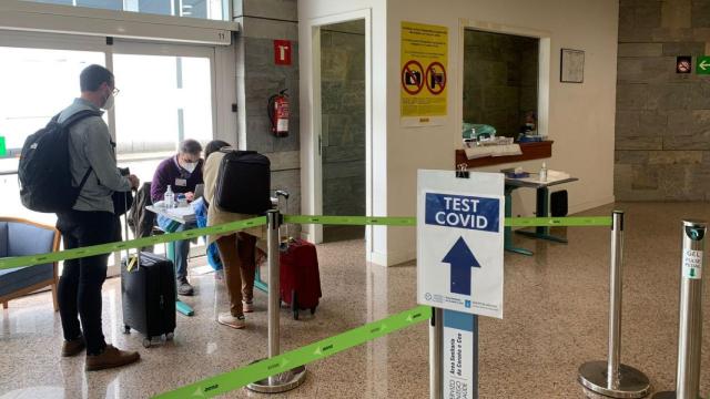 Un cribado en el aeropuerto de Alvedro.