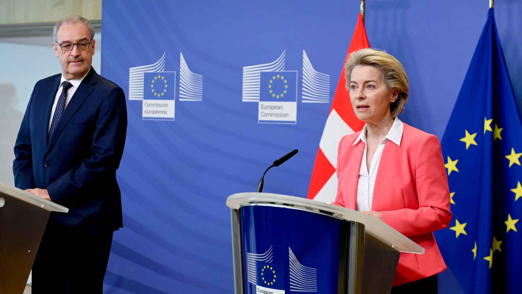 El presidente de la Confederación Suiza, Guy Parmelin, y Ursula Von der Leyen, durante su reunión en Bruselas el 23 de abril