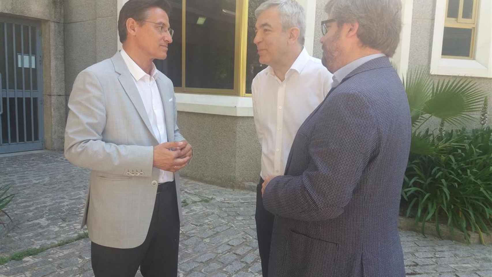 Luis Salvador con Fran Hervías en un encuentro en Granada con Luis Garicano en 2019.