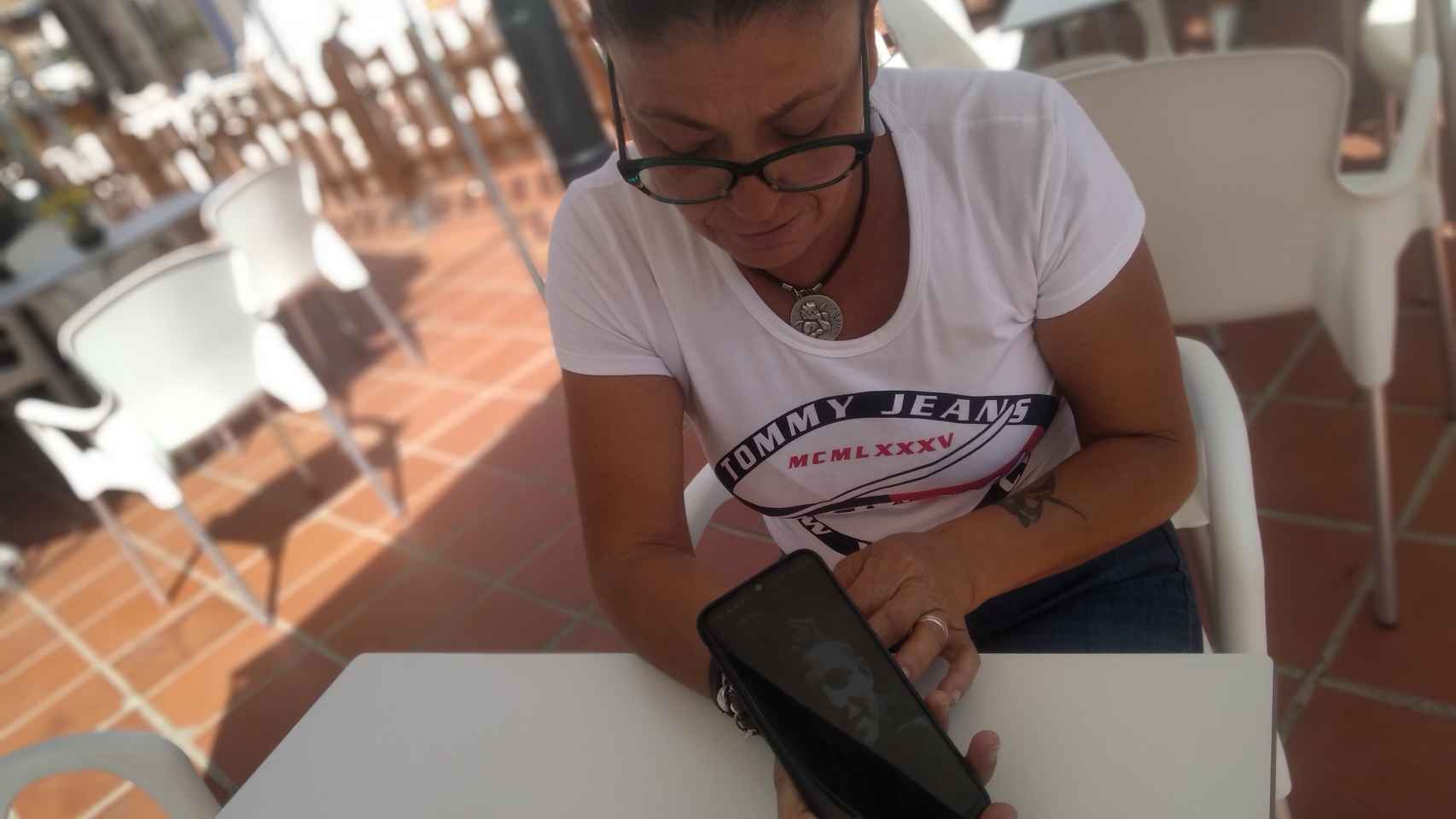 Pilar, apenada, mostrando una foto en su móvil de Labri.