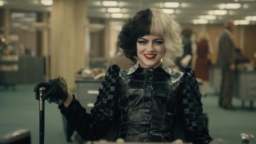 Emma Stone es Cruella de Vil en la película de Disney+.