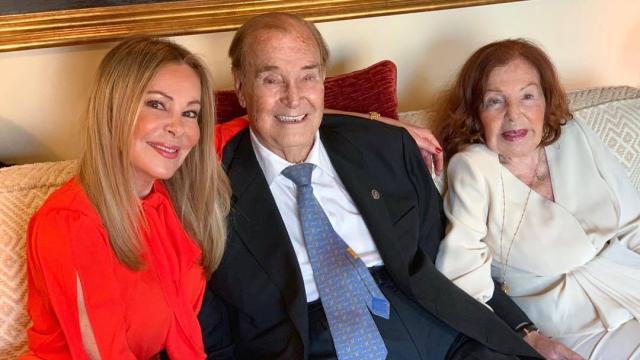 Ana García Obregón junto a sus padres, Antonio García y Ana Obregón Navarro.