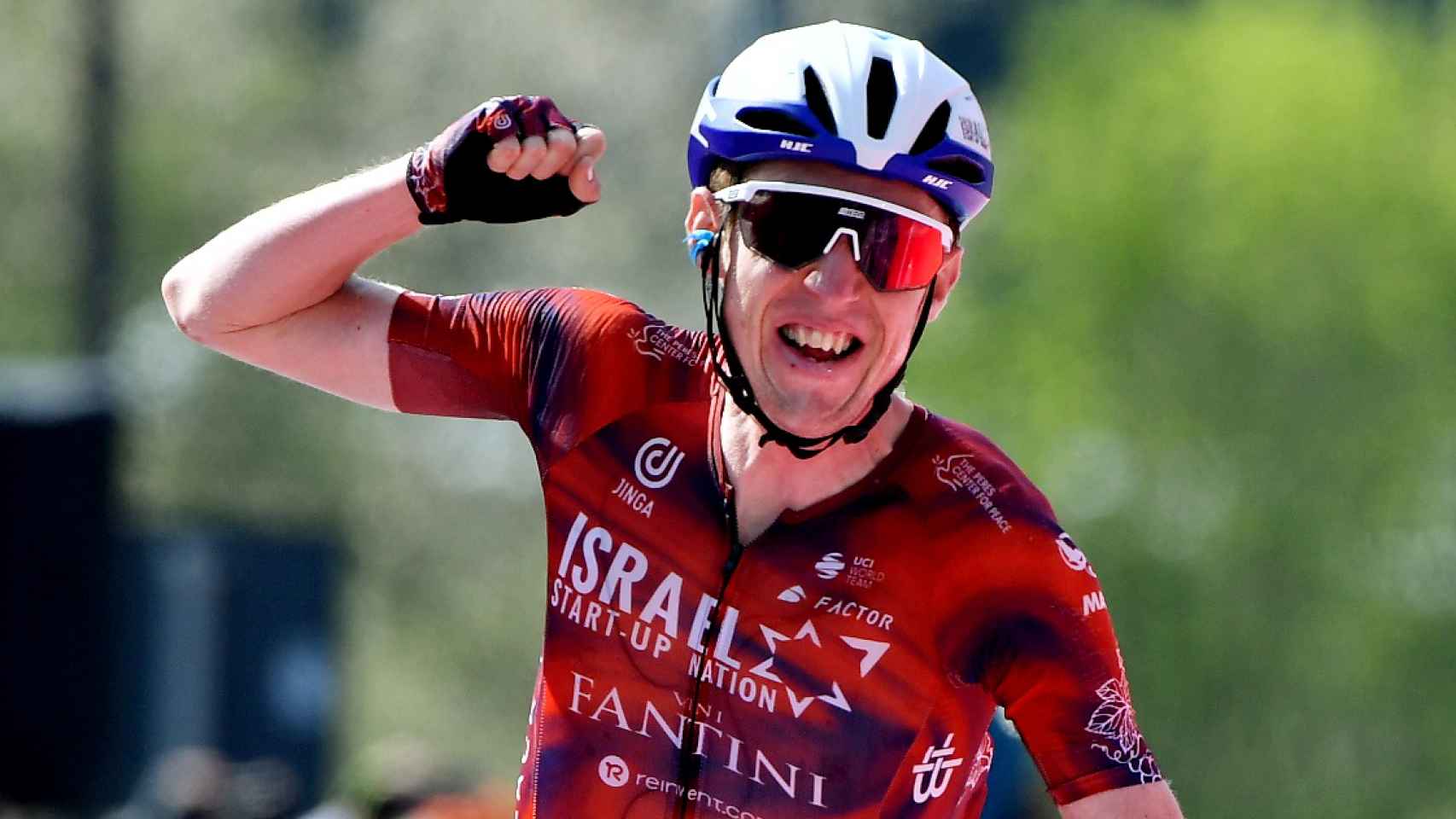Daniel Martin llega a la cima de Sega di Ala en la etapa 17 del Giro de Italia 2021