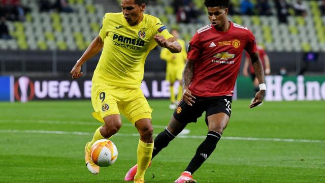 Carlos Bacca protege el balón ante Marcus Rashford