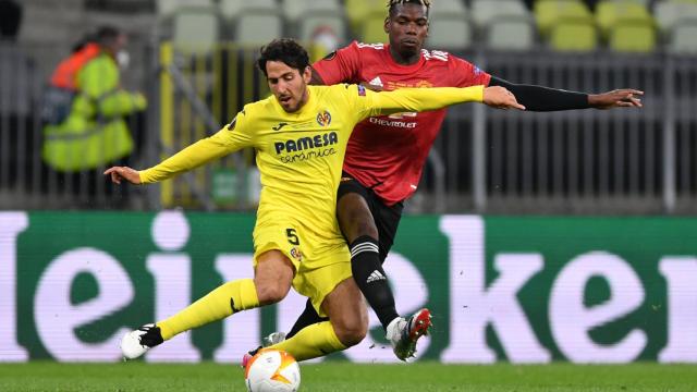 Dani Parejo da un pase ante la presión de Paul Pogba