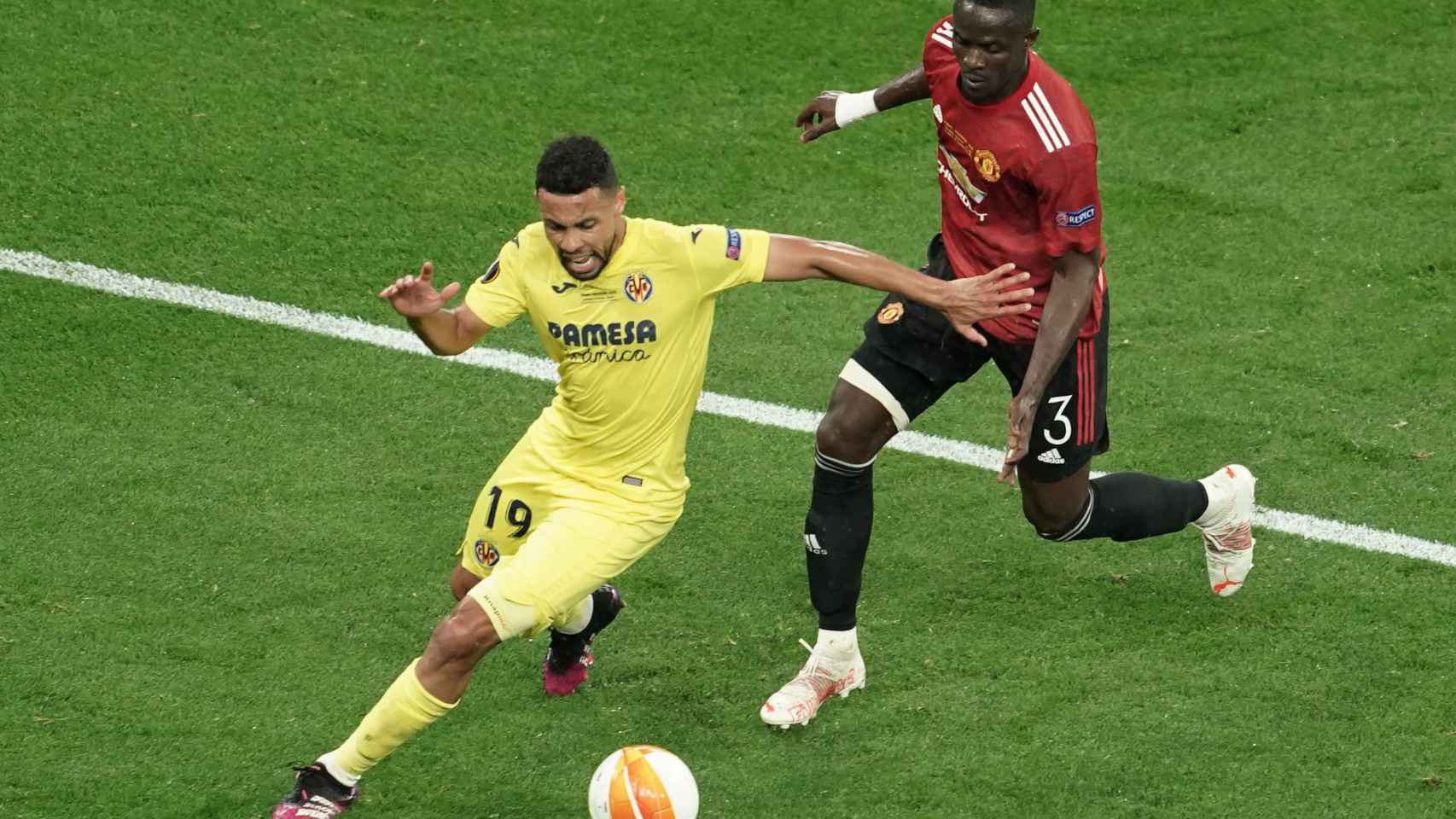 Eric Bailly persigue a Francis Coquelin