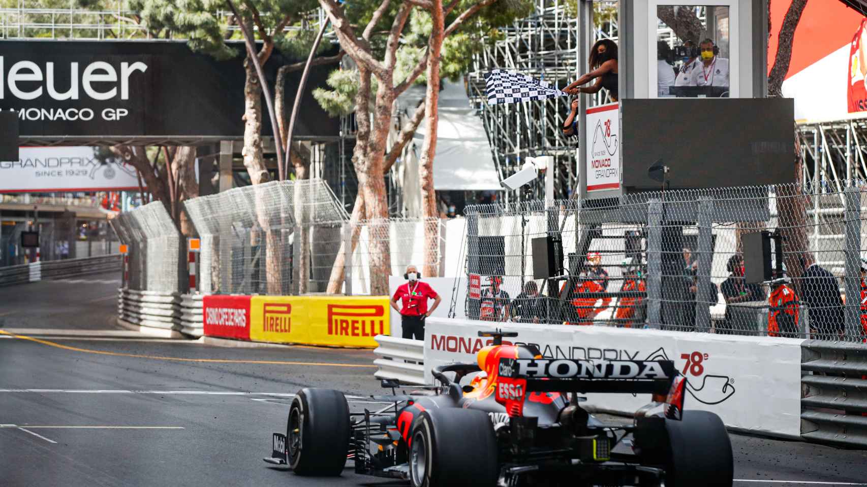 Serena Wlliams da el banderazo a cuadros a Max Verstappen en el Gran Premio de Mónaco de la F1 2021