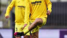 Pau Torres calienta antes de la final de la Europa League