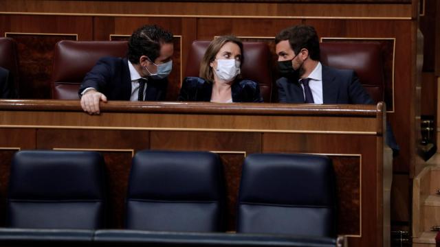 Casado, charlando este miércoles en el Congreso con Cuca Gamarra y Teodoro García Egea.