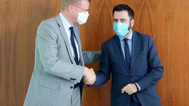 Francisco González, delegado de Zona Franca Cádiz y Jörg Tiggemann, consejero delegado Ten Brinke España y Portugal, durante el acto de la firma.