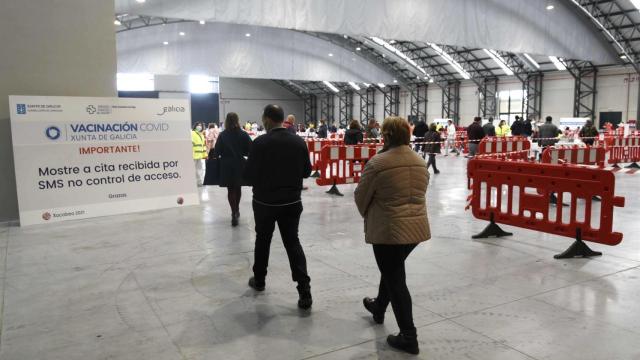 Varias personas acuden a la vacunación contra la Covid-19 en el Instituto Ferial de Vigo (Ifevi).