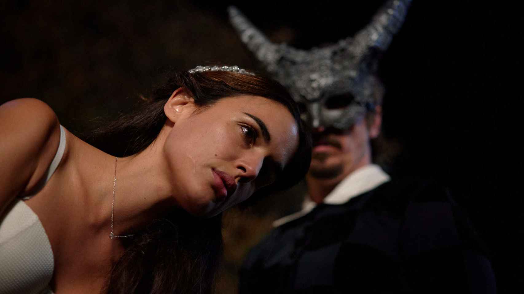 Adriana Ugarte e Iván Massagué son la presa y el ratón en 'Parot'.