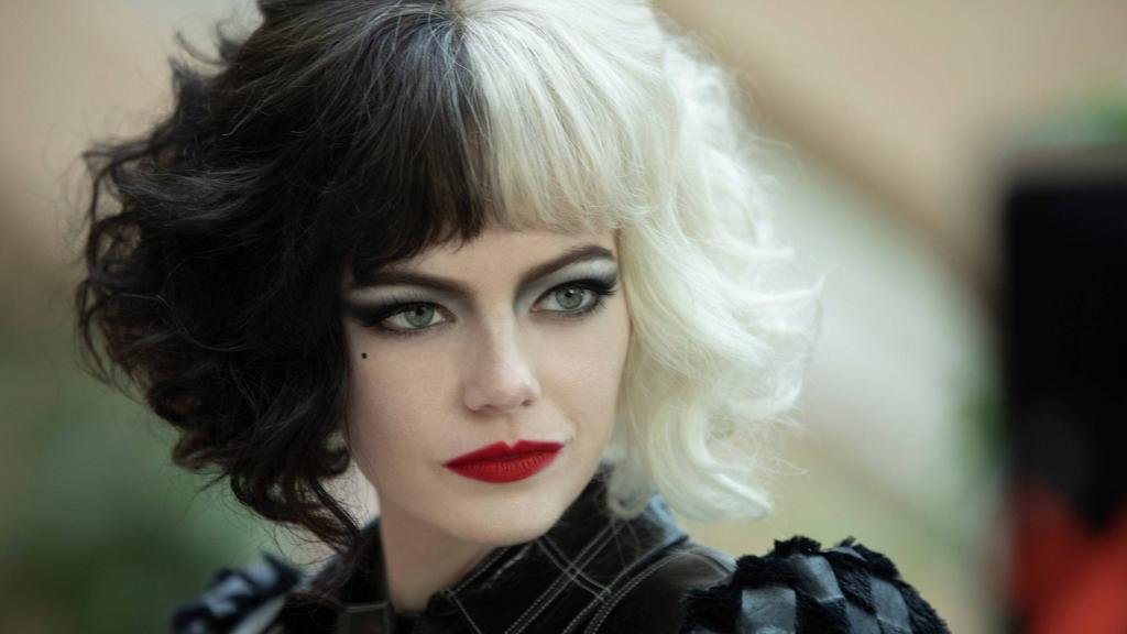 Emma Stone como Cruella.