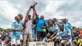 El equipo del Celta presente en Tanzania, con el trofeo de campeones