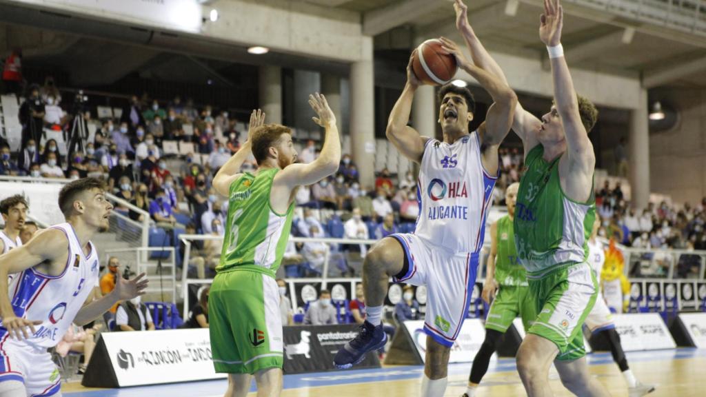 Bilbao lanza a canasta ante dos defensores de TAU Castelló.