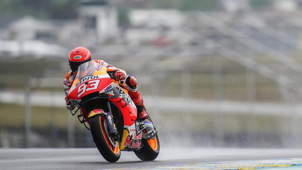 Marc Márquez pilota su Honda RC213V bajo la lluvia, durante la carrera del Gran Premio de Francia.