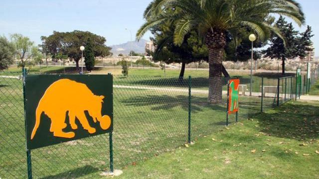 Parque canino cercano a la Playa Punta del Riu, El Campello (Alicante).