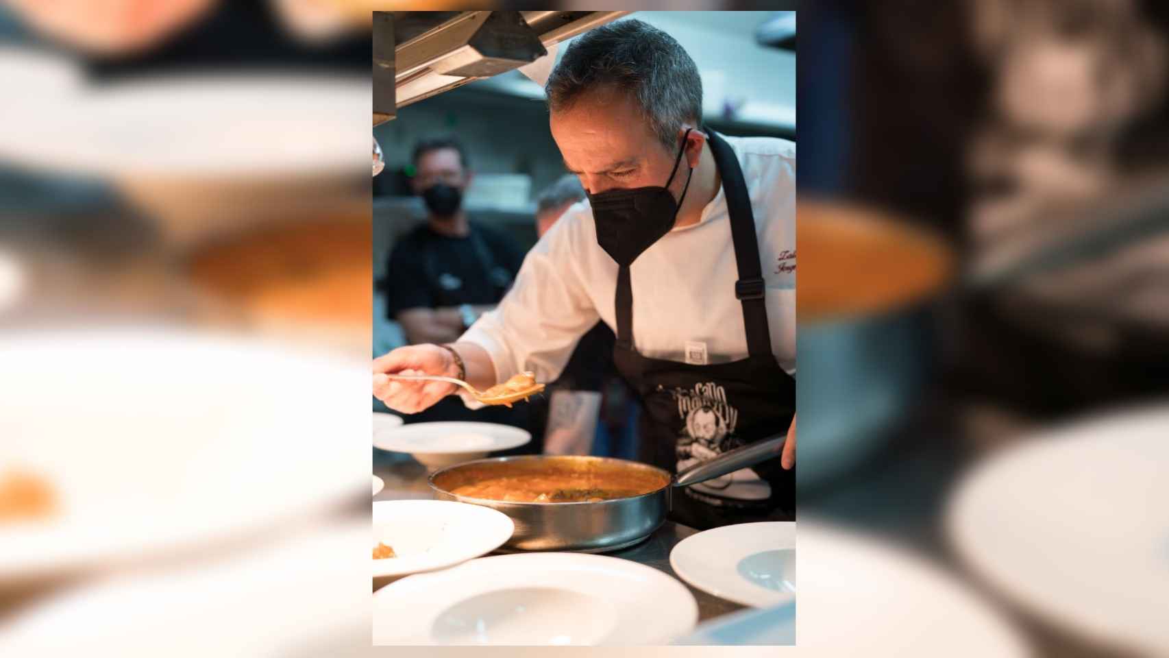 El chef Jorge Losa prepara los callos del restaurante Zalacaín
