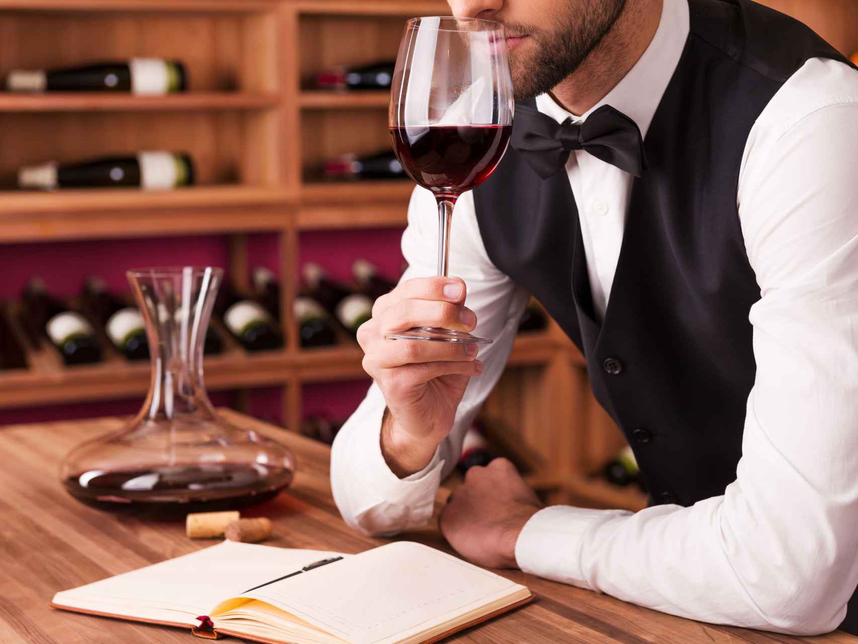 Un sumiller es un especialista en vinos y maridajes.