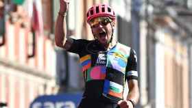 Bettiol celebra su victoria en la etapa 18 del Giro de Italia 2021