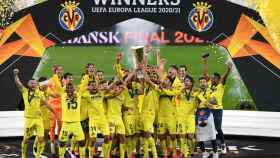 Mario Gaspar y Raúl Albiol levantan la copa de la Europa League