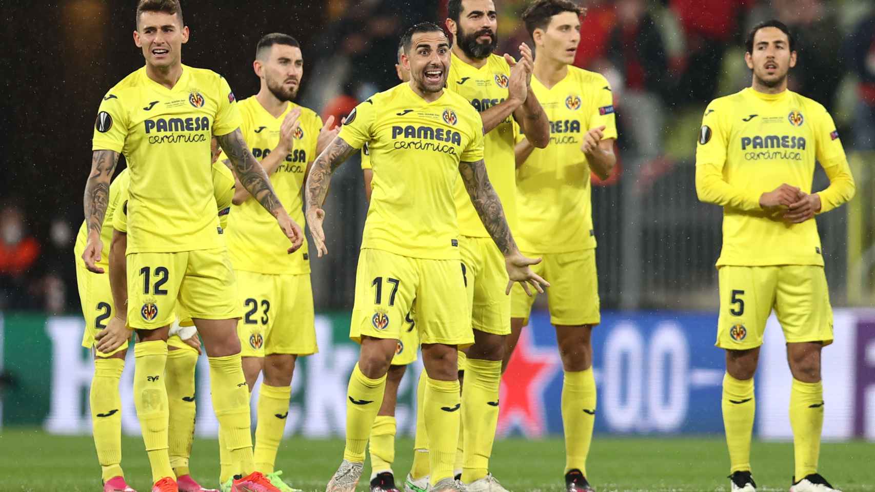 Los jugadores del Villarreal, durante la tanda de penaltis