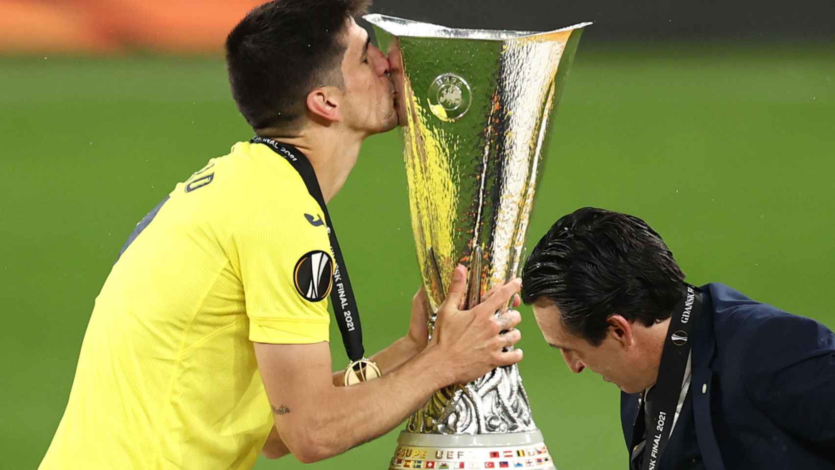Gerard Moreno, besando el trofeo de la Europa League