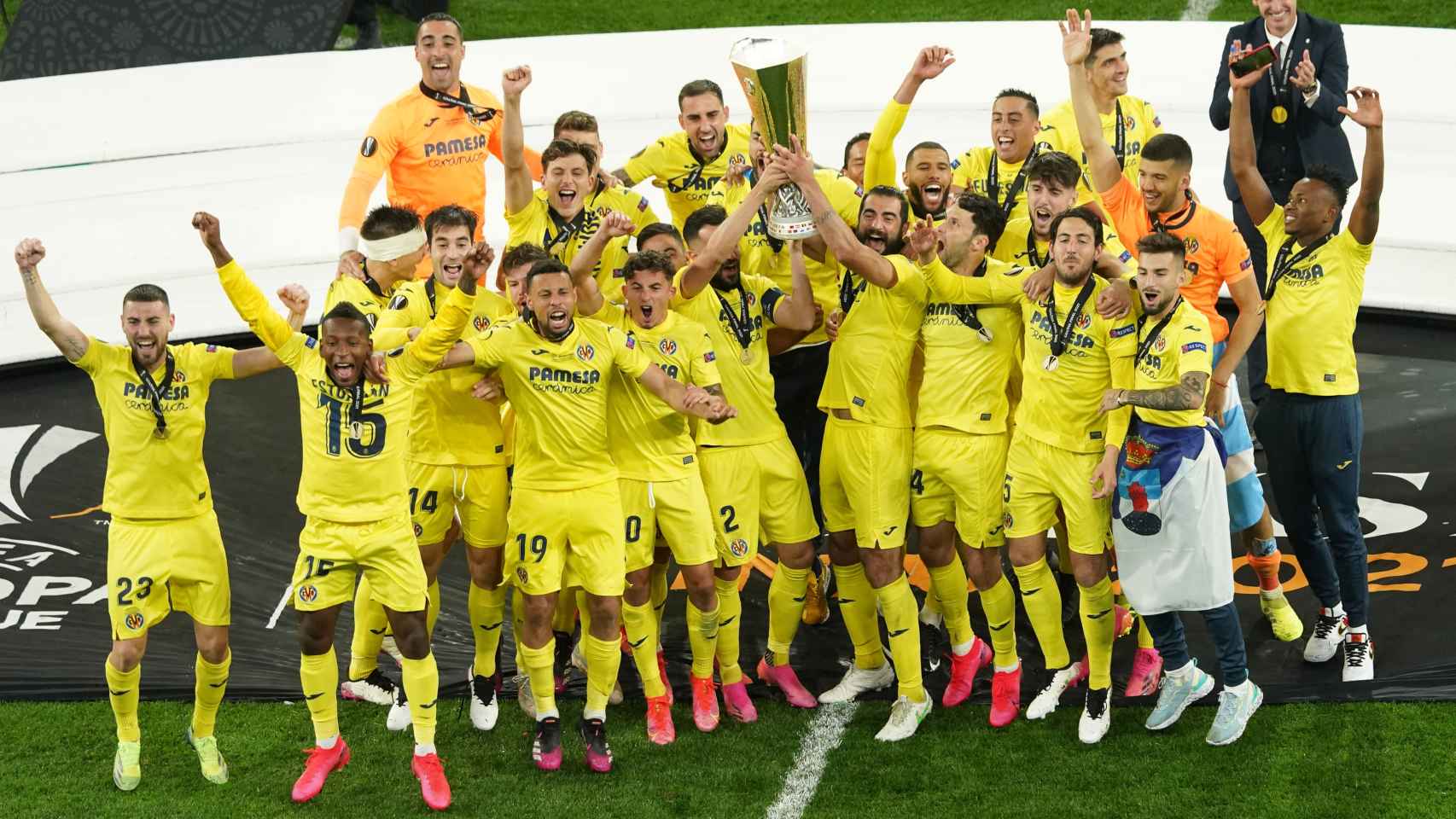 Los jugadores del Villarreal levantan la Europa League