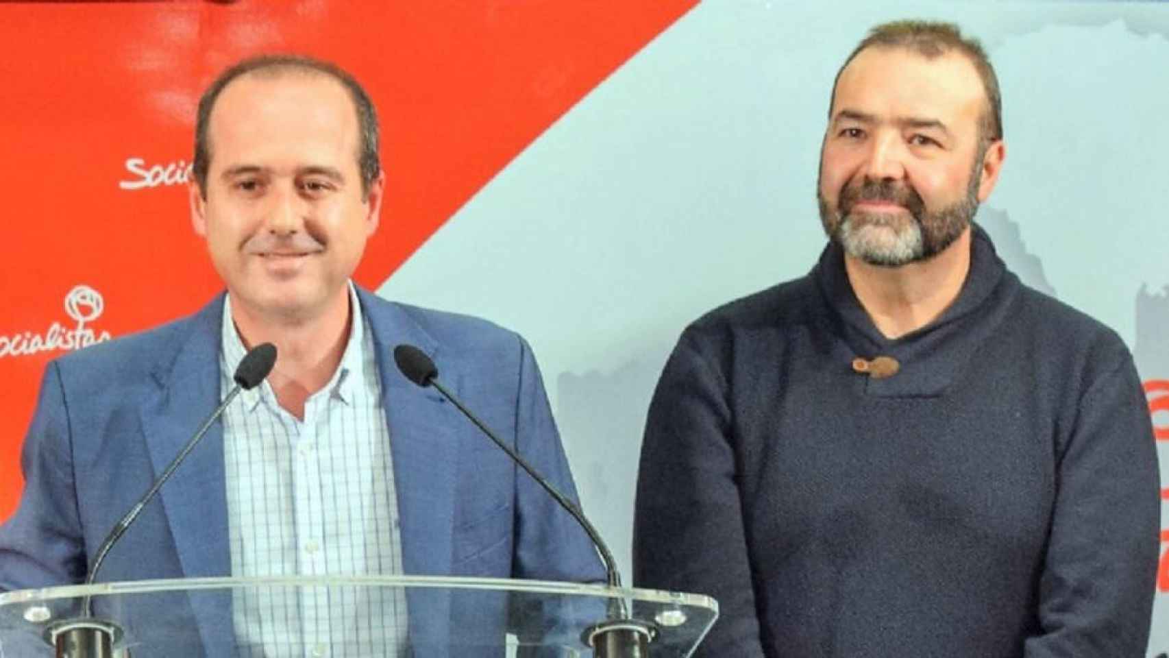 Alberto Rojo (i), alcalde de Guadalajara, y Víctor Cabeza (d), ordenanza mayor del Ayuntamiento