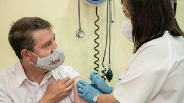 García-Page ha sido vacunado este jueves en un centro de salud de Toledo (JCCM)