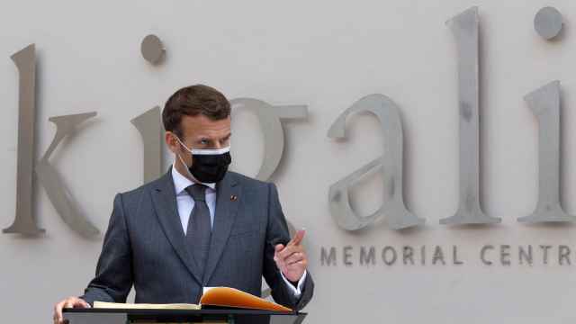 Macron durante su visita a Kigali.