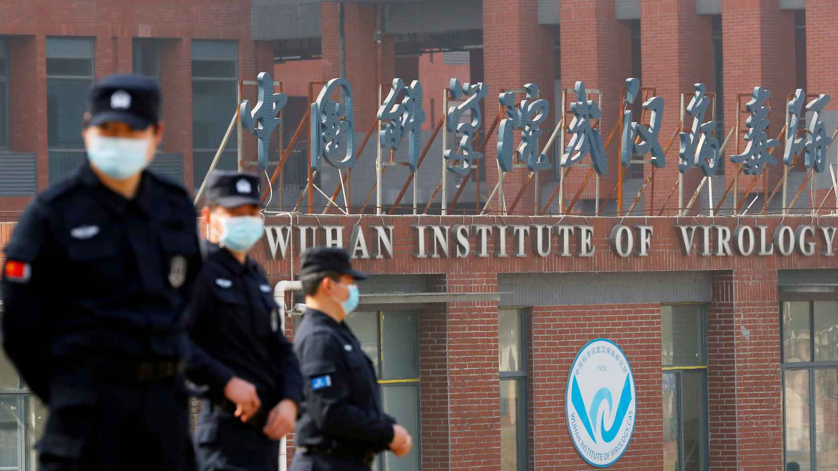 Personal de seguridad delante del Instituto de Virología de Wuhan.